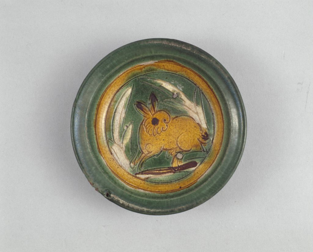 图片[1]-Tri-color carved rabbit pattern saucer-China Archive